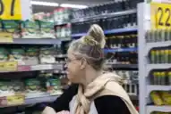 Detuvieron a una mujer por amenazar con un cuchillo a un fotógrafo durante un acto de Milei