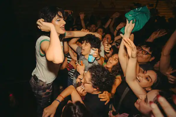 Canchera, enojada y sexual: Marilina Bertoldi presentó Para Quién Trabajas Vol. 1 en Tucumán