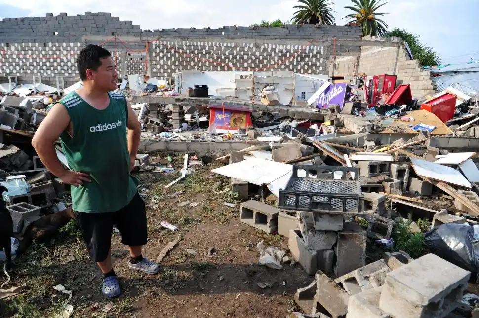 DESCONSUELO. Yan observa los restos de su supermercado destruido tras el paso del temporal del jueves. 