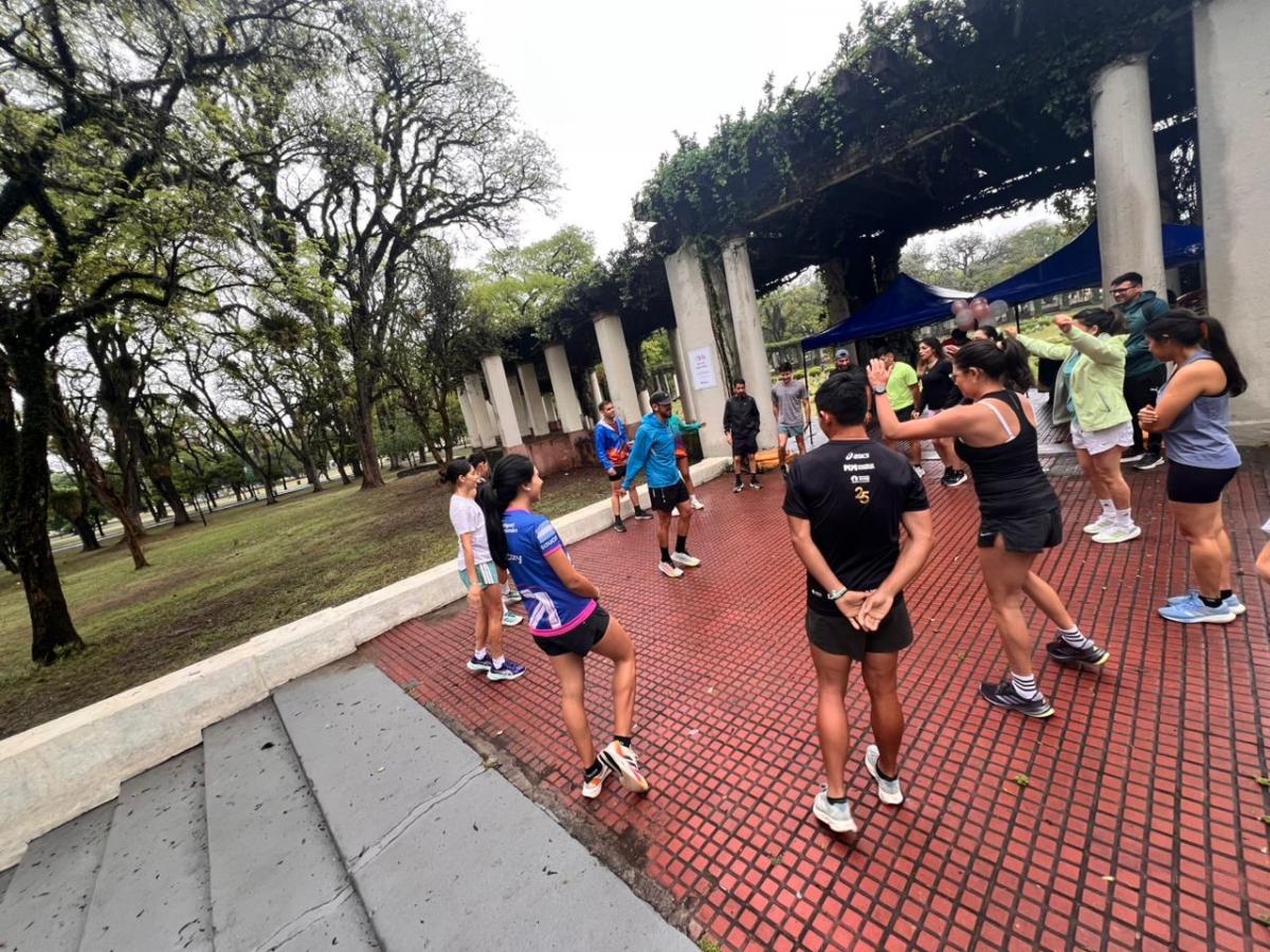 Antes de comenzar, los invitados formaron una ronda para calentar, mover el cuerpo y compartir esa energía que solo antecede a una largada.