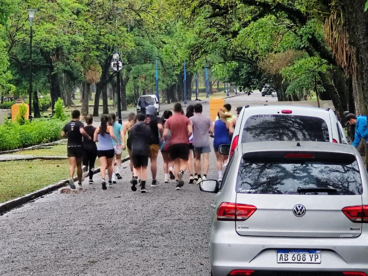 Las hermanas avanzaron entre las calles húmedas del parque 9 de Julio con pasos firmes y el corazón liviano.