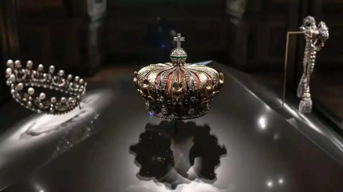 Cómo fue el robo de las joyas imperiales del Louvre en solo siete minutos