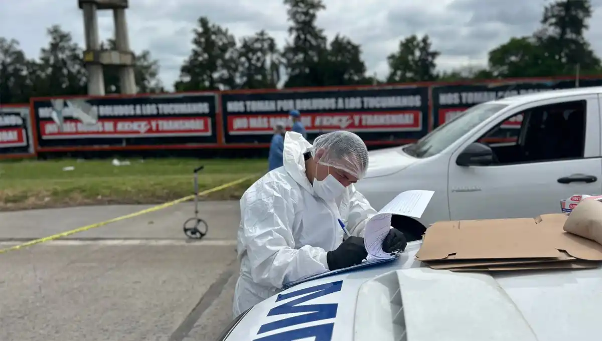 ZONA NORTE. Peritos del MPF recolectan pruebas en las inmediaciones del club Banco Provincia.