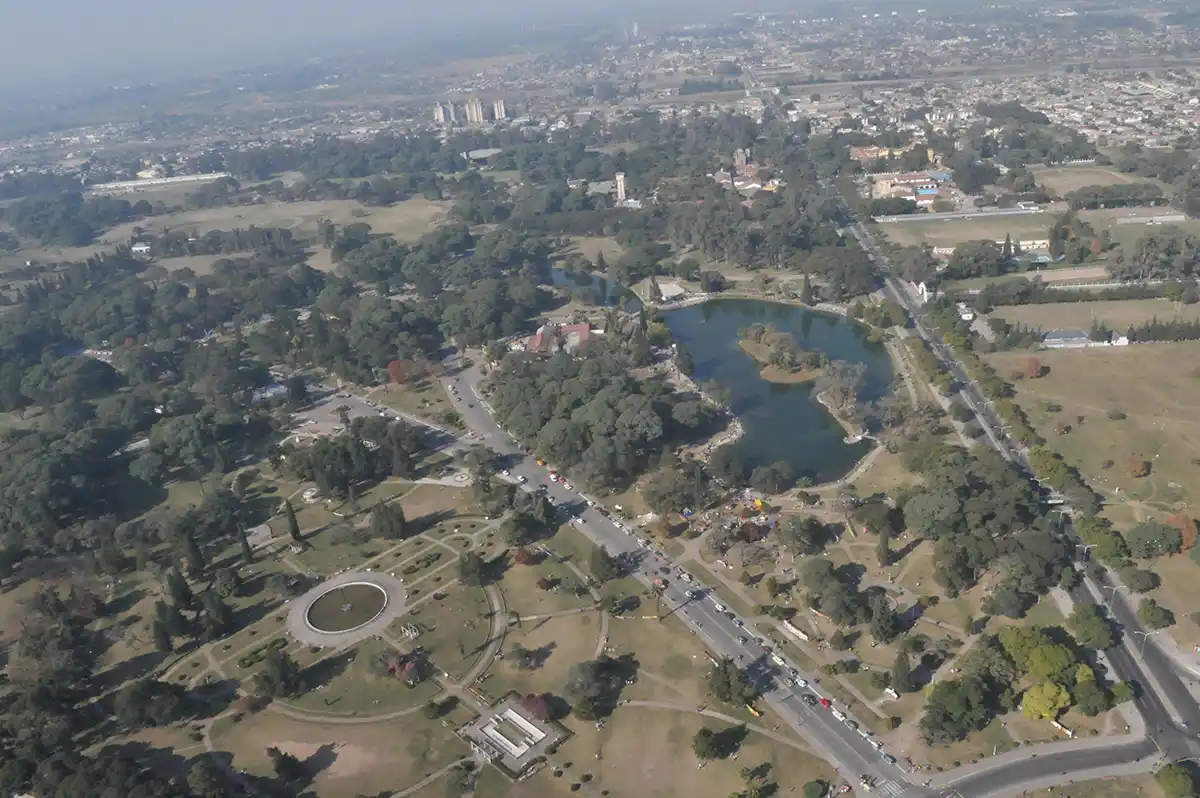 SOLO UNA PARTE. El proyecto original del parque 9 de Julio contemplaba una superficie superior a la del “Central Park”, pero no se concluyó.