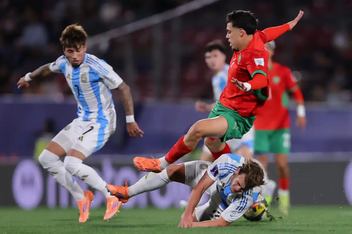 A TODO O NADA. Maher Carrizo (7) y Mateo Silvetti (en el suelo) tratan de frenar al marroquí Othmane Maamma, que fue elegido el mejor jugador del certamen.