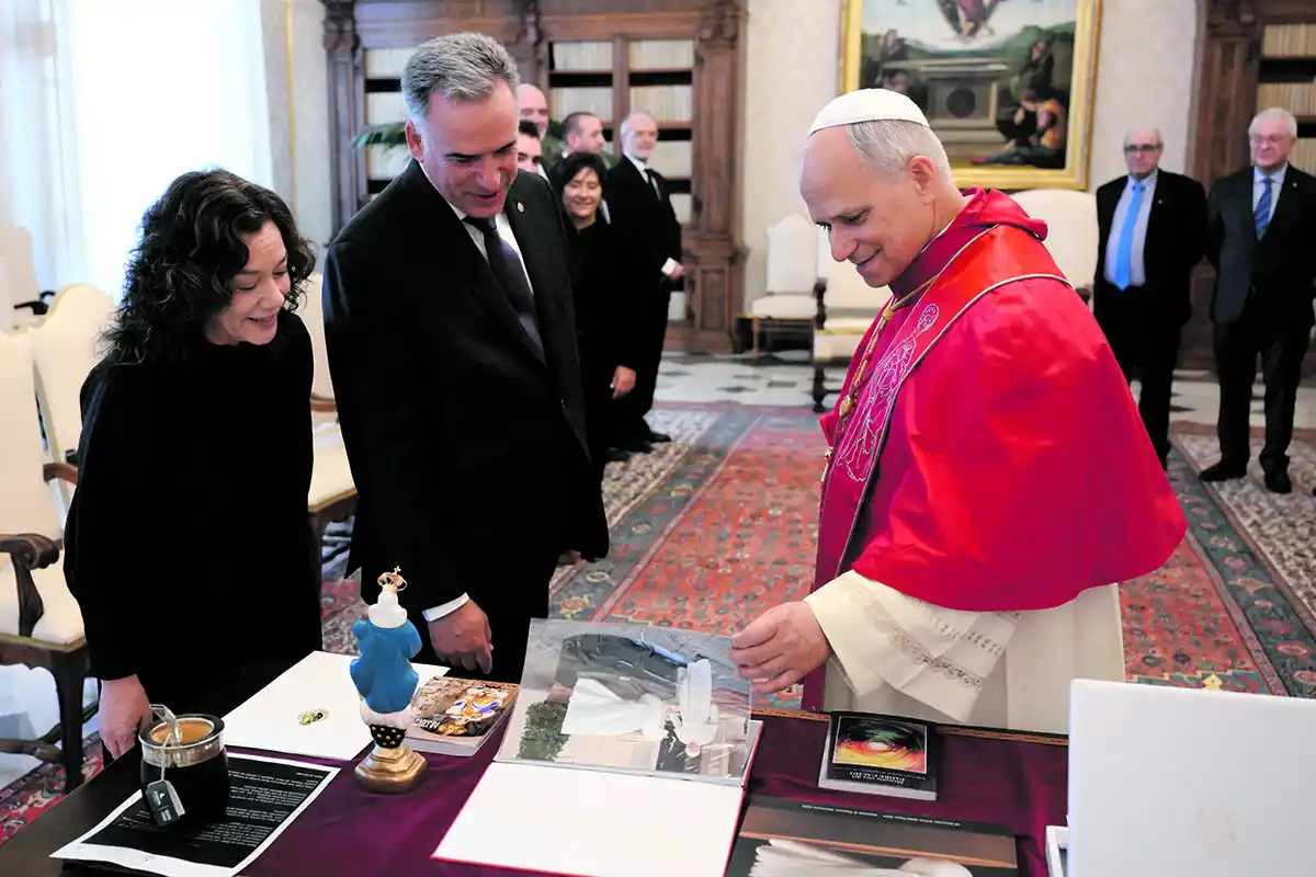 VISITA OFICIAL. El presidente de Uruguay, Yamandú Orsi, estuvo junto al papa León XIV este fin de semana.