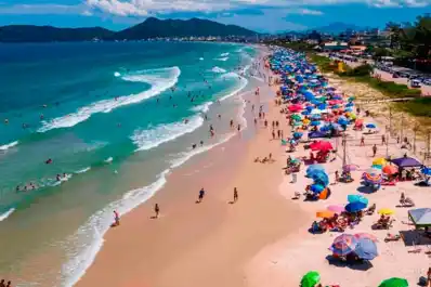 Los argentinos eligen Brasil no solo por sus playas: mirá los precios increíblemente bajos para comer y alojarse