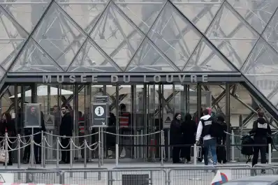 Golpe en el Louvre: en siete minutos burlaron la seguridad y robaron joyas del museo en París