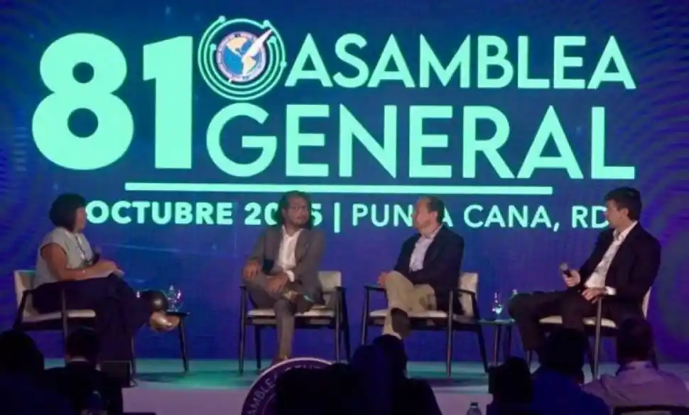 PANEL. Martha Ramos (moderadora), Pedro Vaca Villarreal (relator de la OEA), Andres Mompotes (director de “El Tiempo” de Colombia) y Daniel Dessein, de LA GACETA.