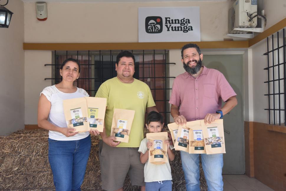 EQUIPO COMPLETO. Alicia, Andrés, su hijo, y Joel, son las caras visibles del emprendimiento.