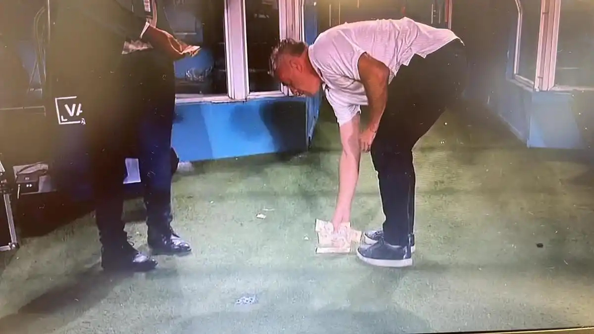 El DT recoge los billetes arrojados contra los jugadores