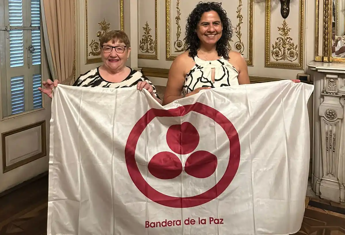 La presidenta de la institución Inés Josefina Cano de Prado distinguió a la licenciada Natalia Elizabeth Quiroga, referente del departamento de Mediación Escolar, como “Embajadora de Paz”.