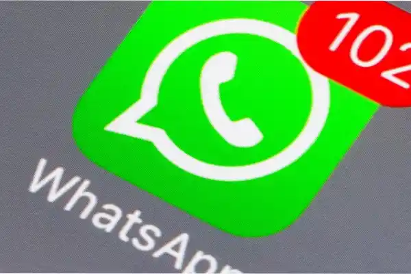 Qué significa que una persona lea los mensajes de WhatsApp y no conteste, según la psicología