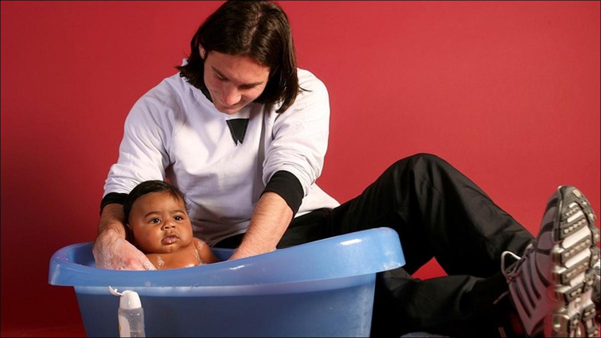 RECUERDO ICÓNICO. La foto de Lionel Messi sosteniendo a un bebé Lamine Yamal en una campaña del Barcelona volvió a tomar relevancia casi dos décadas después.