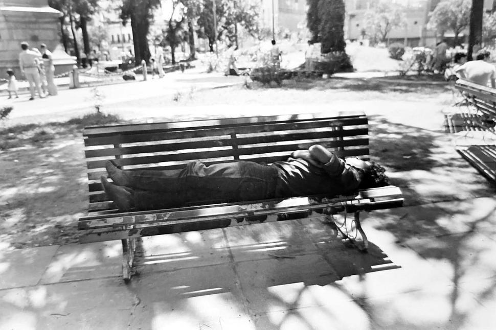 Recuerdos fotográficos: el placer (o la necesidad) de dormir en la plaza Independencia