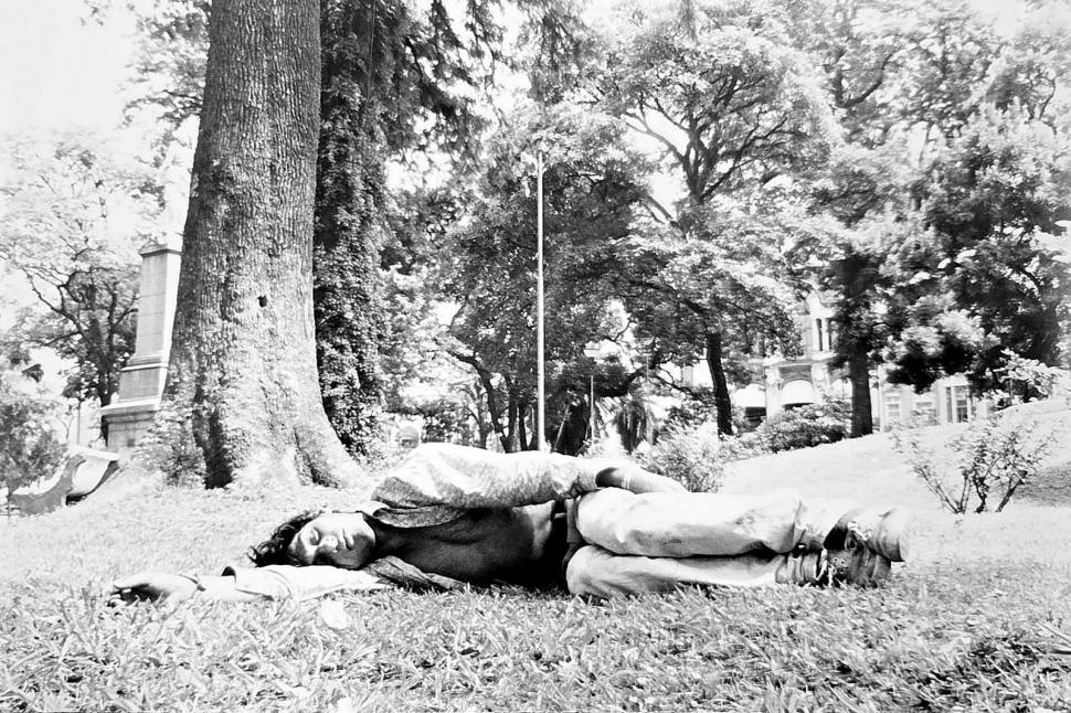 Recuerdos fotográficos: el placer (o la necesidad) de dormir en la plaza Independencia