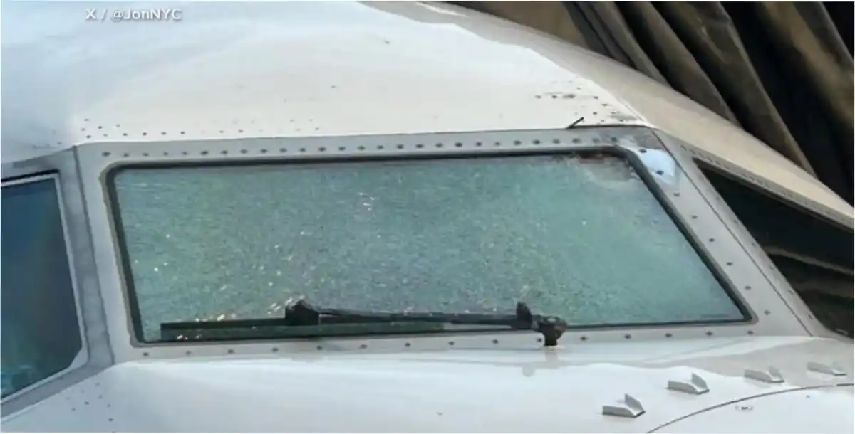 El parabrisas destrozado de la cabina obligó a un aterrizaje de emergencia de un avión de United Airlines.