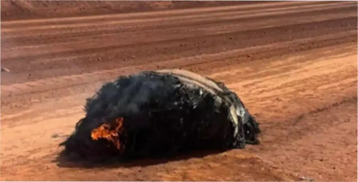 Los restos humeantes del posible fragmento del cohete chino Jielong fueron descubiertos por trabajadores de una mina.