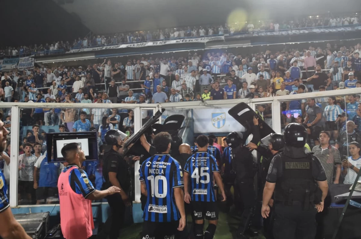 ENOJO. Los plateístas despiden a los jugadores con una catarata de insultos luego de la derrota contra San Lorenzo.