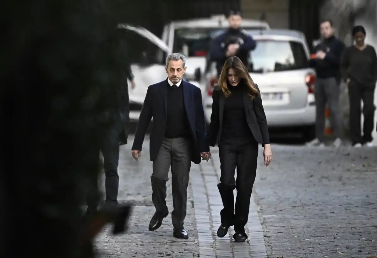 FRANCIA. Nicolas Sarkozy, acompañado por su esposa Carla Bruni, sale de su residencia para presentarse en la prisión de La Sante. AFP
