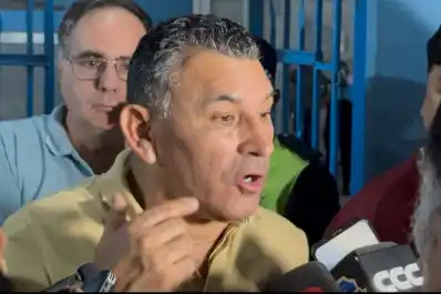 Guillermo Acosta explotó a la salida del estadio; Mario Leito intentó ponerle paños fríos a la situación