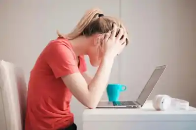 Los efectos de pasar muchas horas sentado: una amenaza silenciosa para el cuerpo, según la OMS