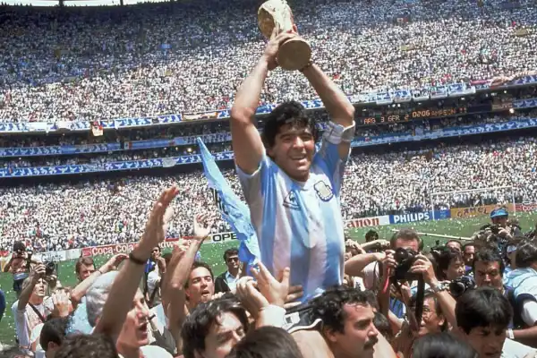Murió el hincha que llevó en andas a Diego Armando Maradona en el Mundial de México 1986
