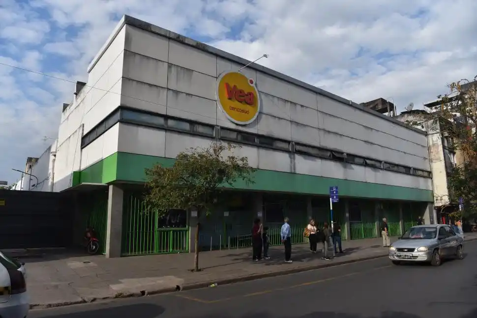 DECISIÓN EMPRESARIAL. La sucursal de calle Córdoba, cerrada.  la gaceta/ foto de osvaldo ripoll