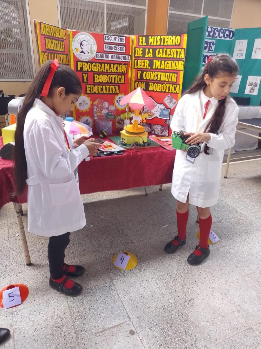 Creatividad y tecnología: estudiantes tucumanos dieron vida a robots de cartón y material reciclado