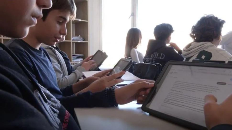 CLAVE. Recomiendan encontrar armonía entre el uso de pantallas y el aprendizaje tradicional.