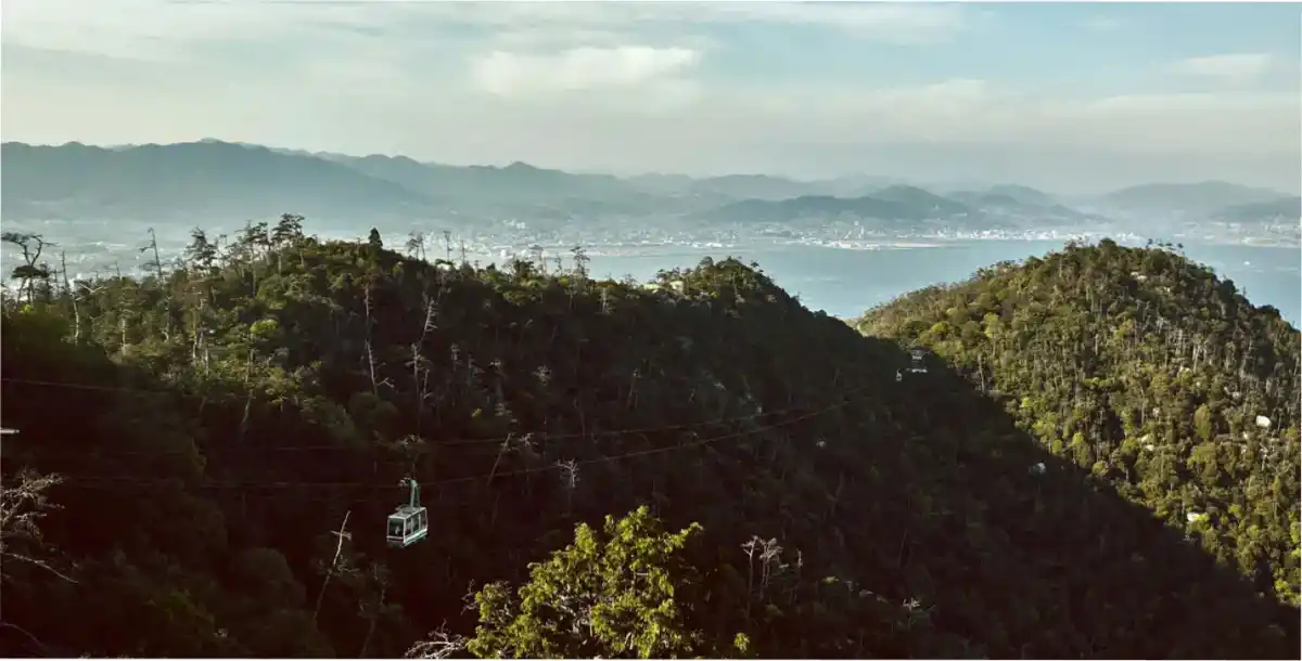 El uso de IA para planificar viajes creció hasta el 24% en 2025, alcanzando el 40% entre menores de 35 años. En la foto, paseo en góndola con vistas al monte Misen.Imagen: Jenlo8/IMAGO/DW News