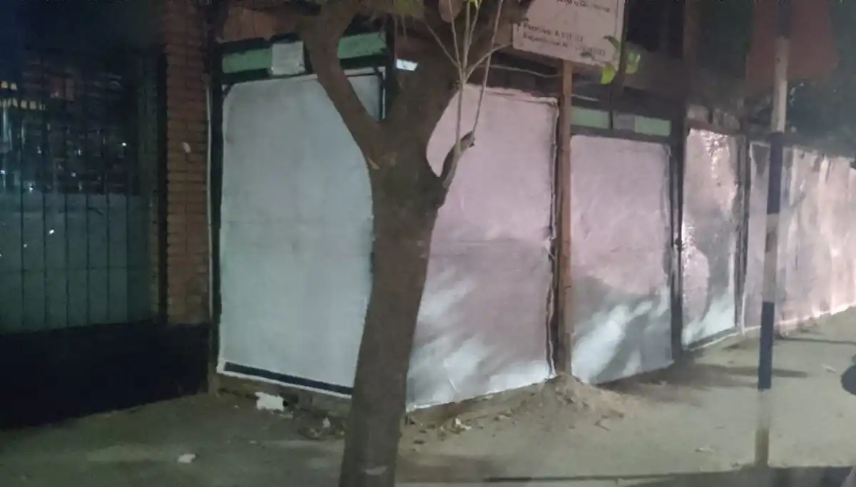 Bussi comenzó a tapar los carteles con la imagen de Milei tras el fallo judicial