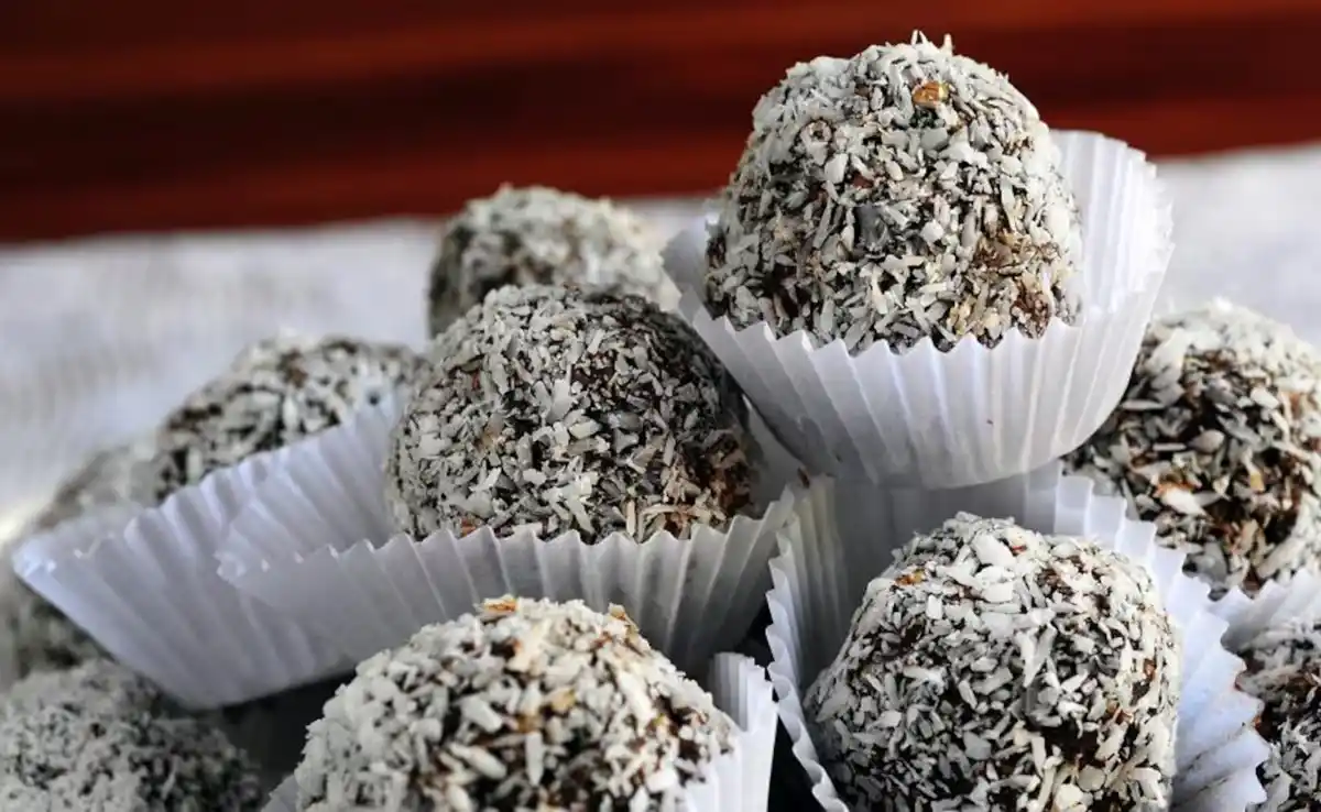 Bombones de coco y cacao sin azúcar: la receta ideal para calmar los antojos dulces