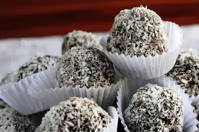 Bombones de coco y cacao sin azúcar: la receta fácil de hacer e ideal para calmar los antojos dulces