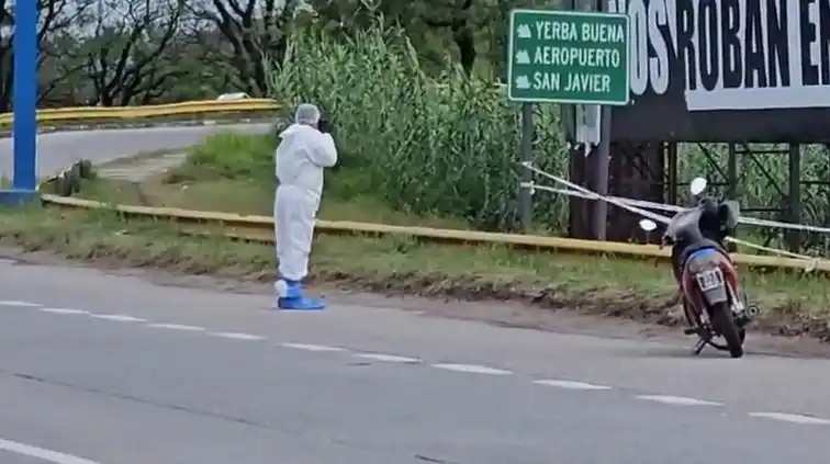 EN LA ESCENA. Un perito del ECIF toma fotografías del lugar donde se registró la muerte de un hombre.