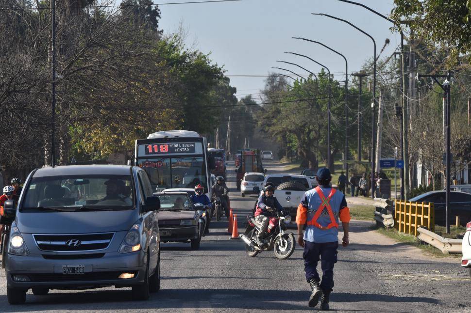 ESQUINA COMPLICADA. La intersección con el Camino de Sirga requiere siempre de la presencia de oficiales de tránsito.