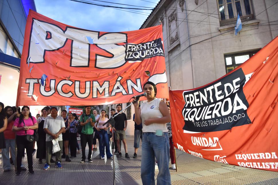 IZQUIERDA: Arreguez habló a los transeúntes en la peatonal Mendoza.
