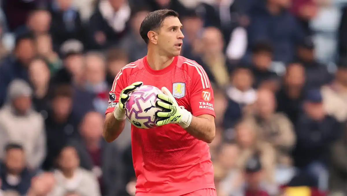 SEGURIDAD. Dibu Martínez volverá a defender el arco de Aston Villa en el partido de Europa League.