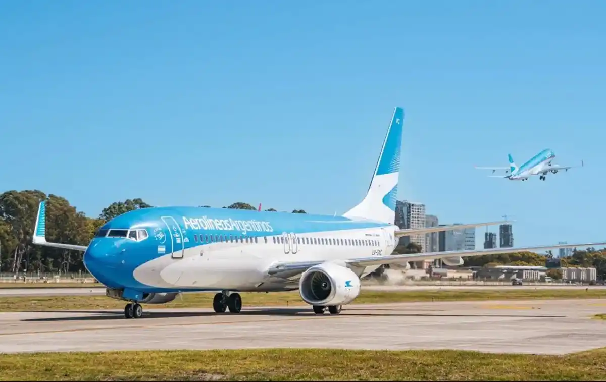 Planificando vacaciones de verano: ¿conviene viajar en auto, avión o colectivo a la costa?