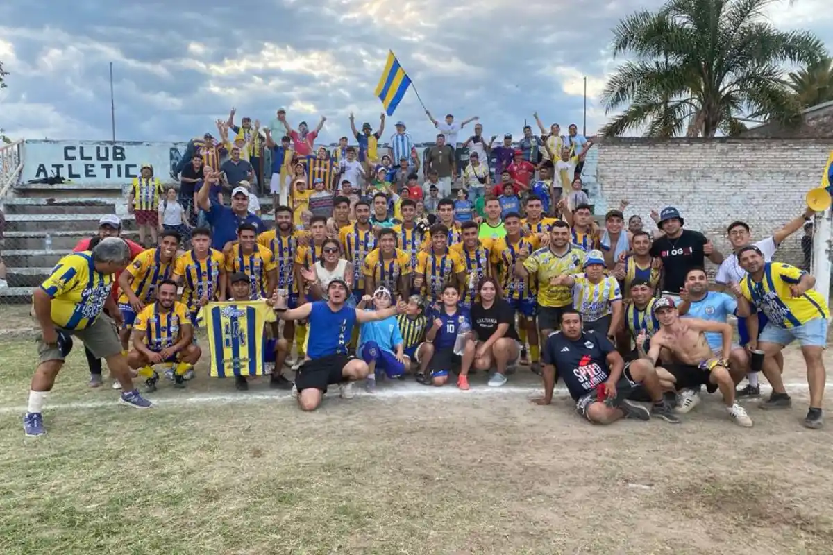 FESTEJO PAULISTANO. El plantel de San Pablo, junto a los auxiliares y algunos simpatizantes, celebraron la victoria conseguida frente a Sacachispas en Trancas.