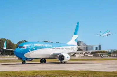 Planificando vacaciones de verano: ¿conviene viajar en auto, avión o colectivo a la costa?