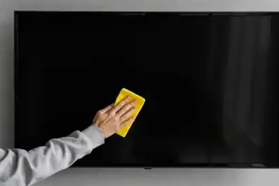 El truco infalible para limpiar la pantalla del televisor sin dañarla, según los expertos