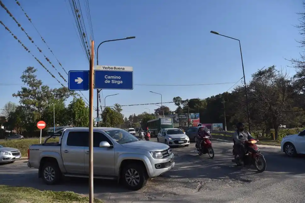 UN PASO RECARGADO. Los conductores, ya sea los que van sobre dos o cuatro ruedas, muchas veces tienen que tomar decisiones extremar para poder avanzar, en algunos casos, con maniobras temerarias. 