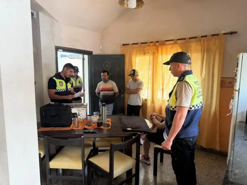 EN PLENO TRABAJO. Policías durante el allanamiento que hicieron en la casa de un ejecutivo de Sunday.