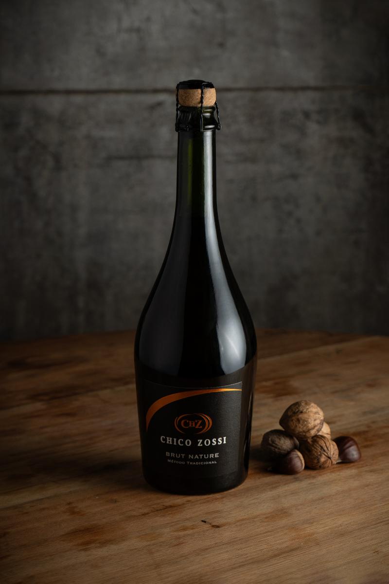 EN BOTELLA. El espumante que Chico Zossi vende en su bodega y en locales propios. 