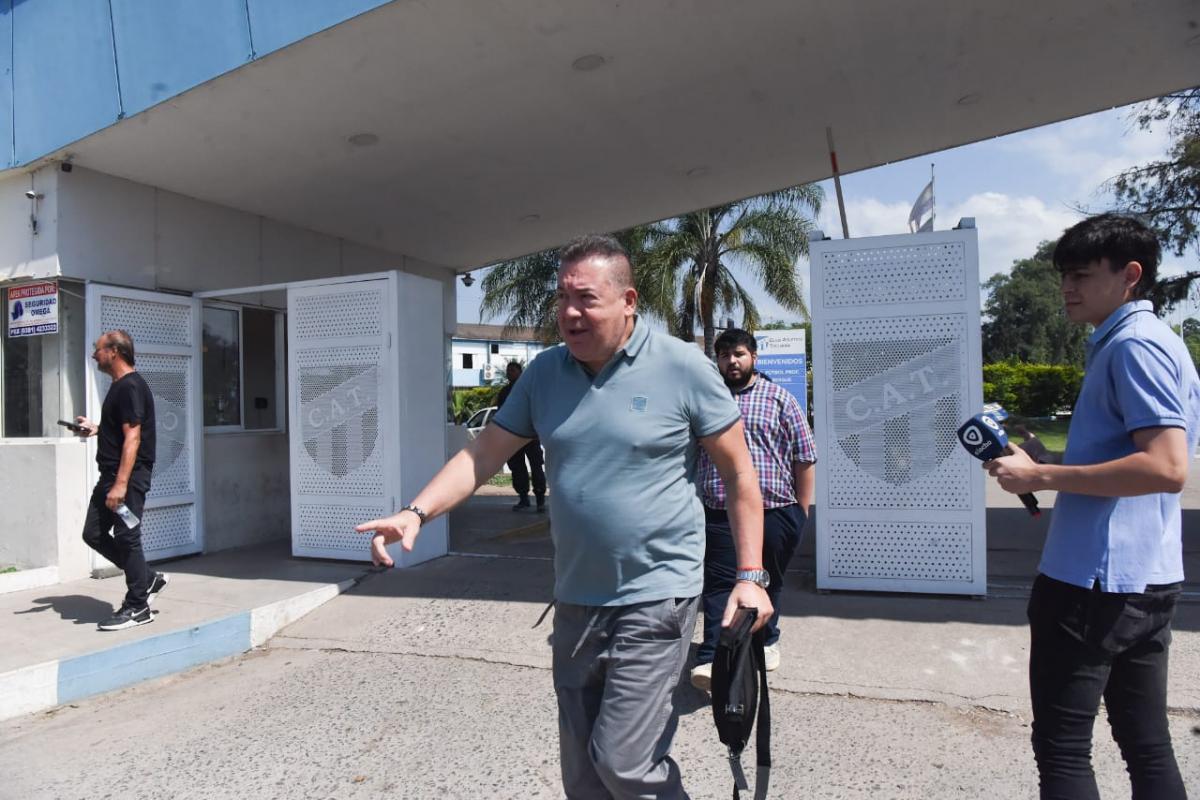 SECRETARÍA TÉCNICA. Abbondándolo sale del complejo luego de la reunión con el plantel.