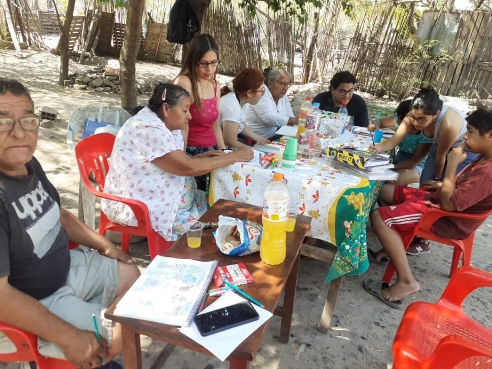 EN EL TERRITORIO. Una jornada de alfabetización en barrios populares.