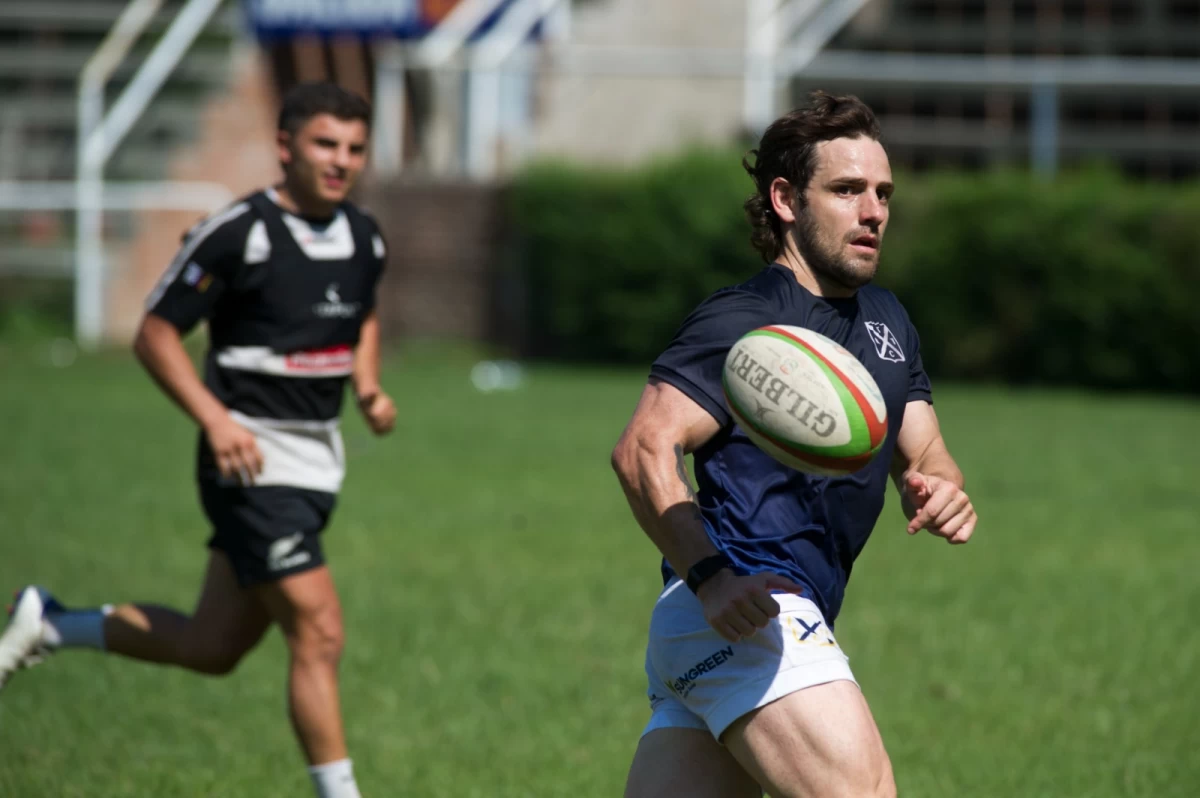 Nicolás Sánchez entrenó junto al plantel de Lawn Tennis.