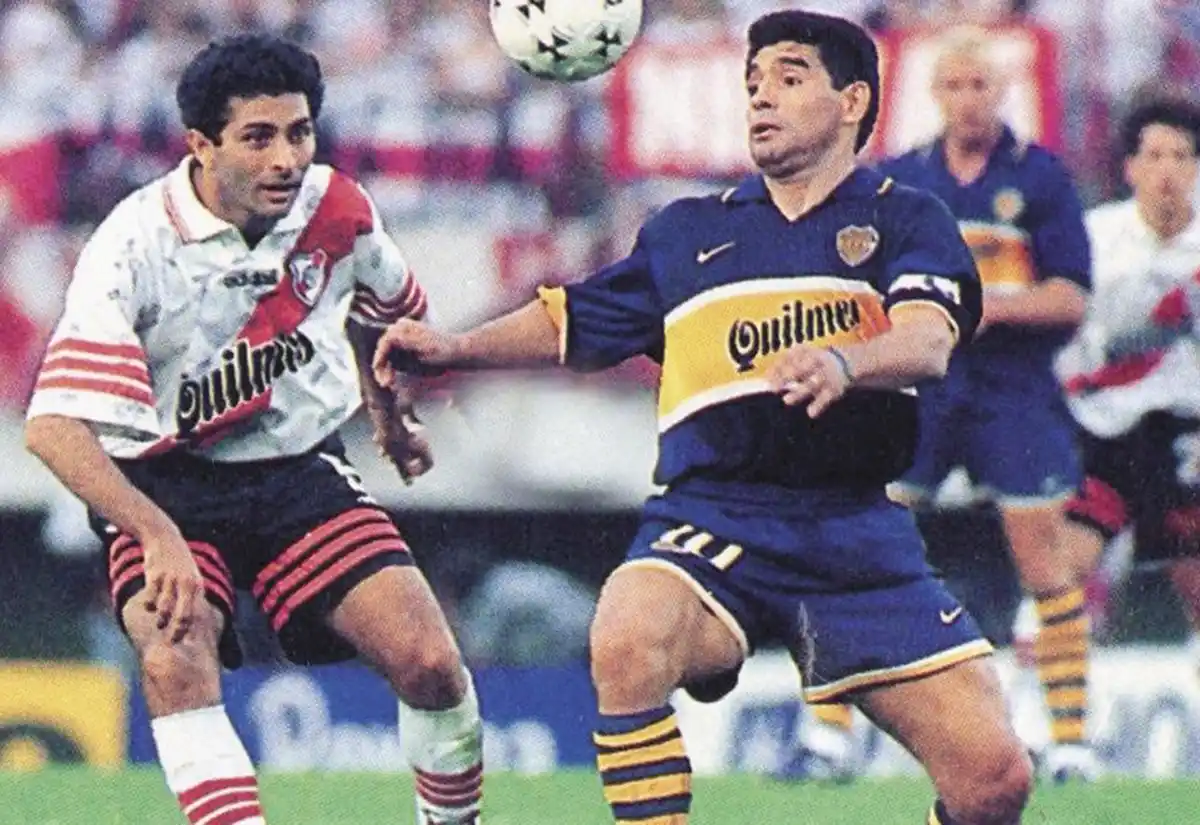 EFEMÉRIDES. El 25 de octubre de 1997 Maradona jugó su último partido como profesional en el clásico frente a River, en el estadio Monumental.