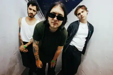 Mujer Cebra, la banda del ascenso meteórico que compone su disco experimental en una oficina ante la crisis cultural